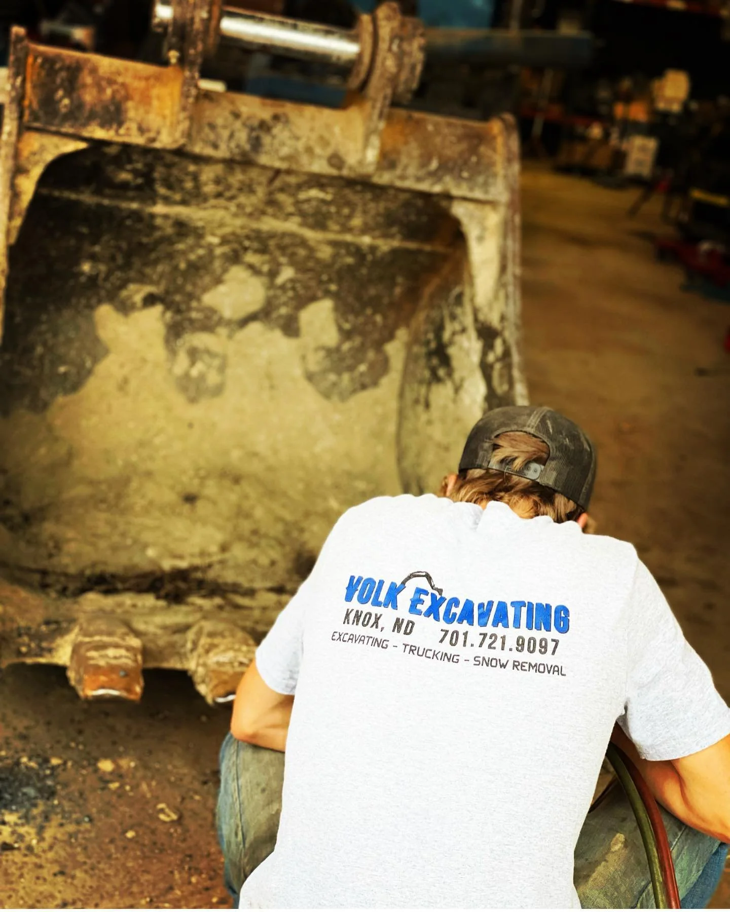 Turning wrenches while it&rsquo;s cold out, so we can get back to turning tracks when it&rsquo;s warm! 
The bucket was definitely a paid actor😂