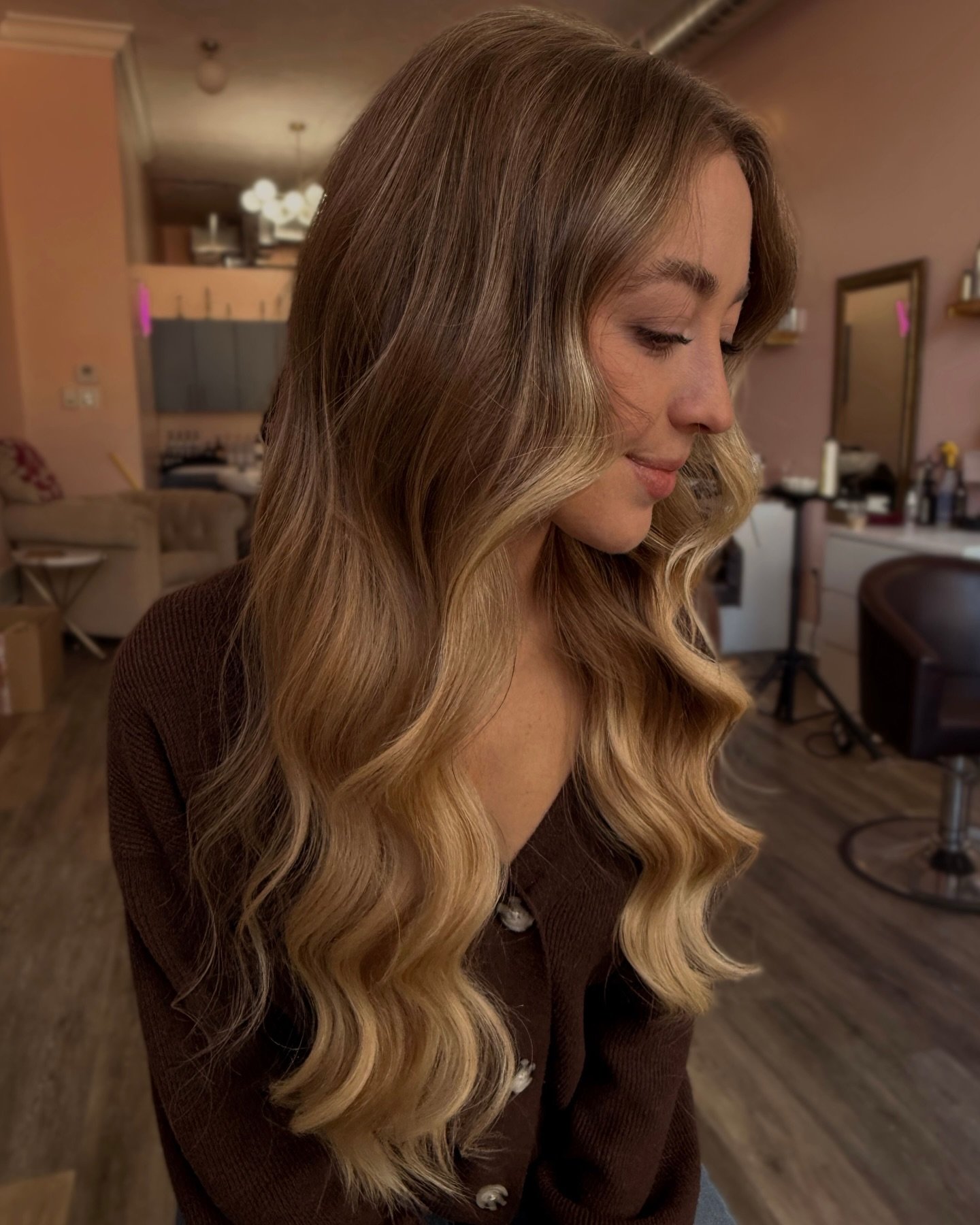 Summer hair loading ⏳

The high-impact transformation. When extensions are installed correctly, they blend from every angle. 

This seamless blonde transformation, using the @harperellishairco Concealed Bead Method, created a beautiful blend designed