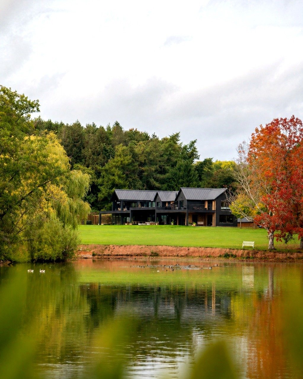 A private lakeside house on its own estate for exclusive hire in Worcestershire.

Nor67