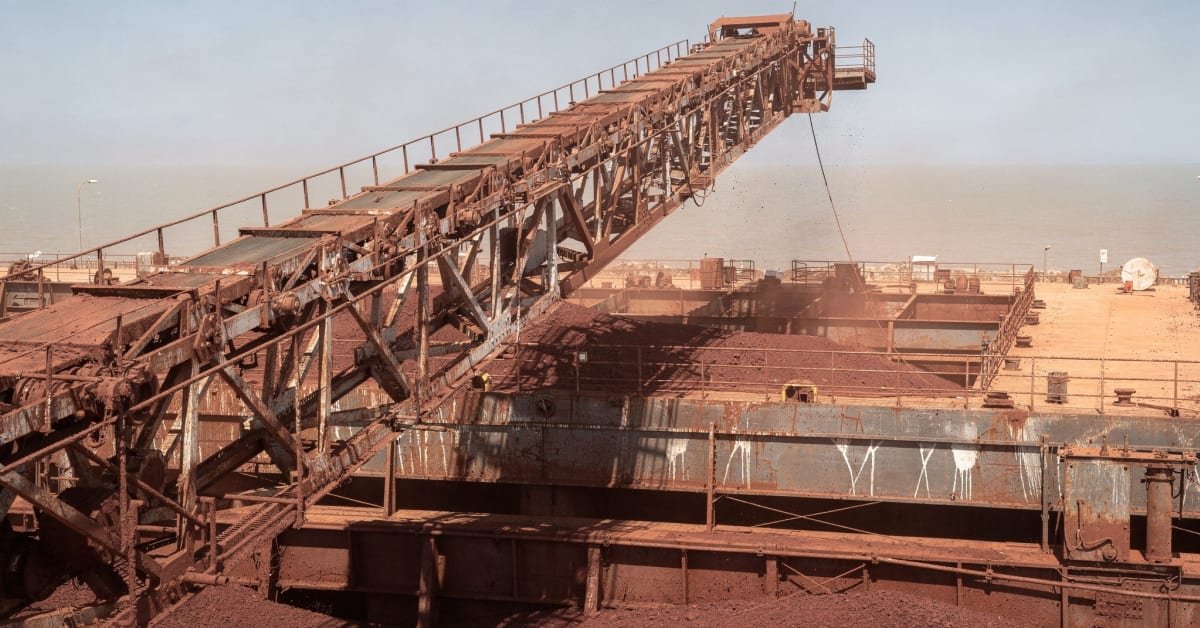 Iron ore port scraper blade guide