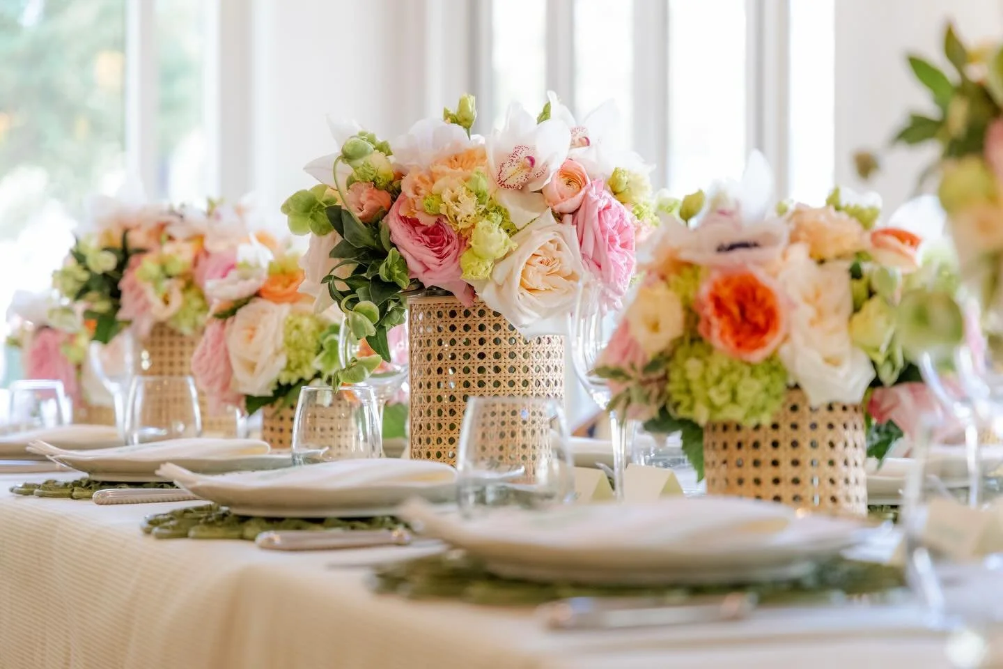 A magical brunch hour at @lebilboquetdallas 

Timeless, beautiful and bright to complement the conversations💚

#dallas #highlandpark #event #brunch #floraldesign