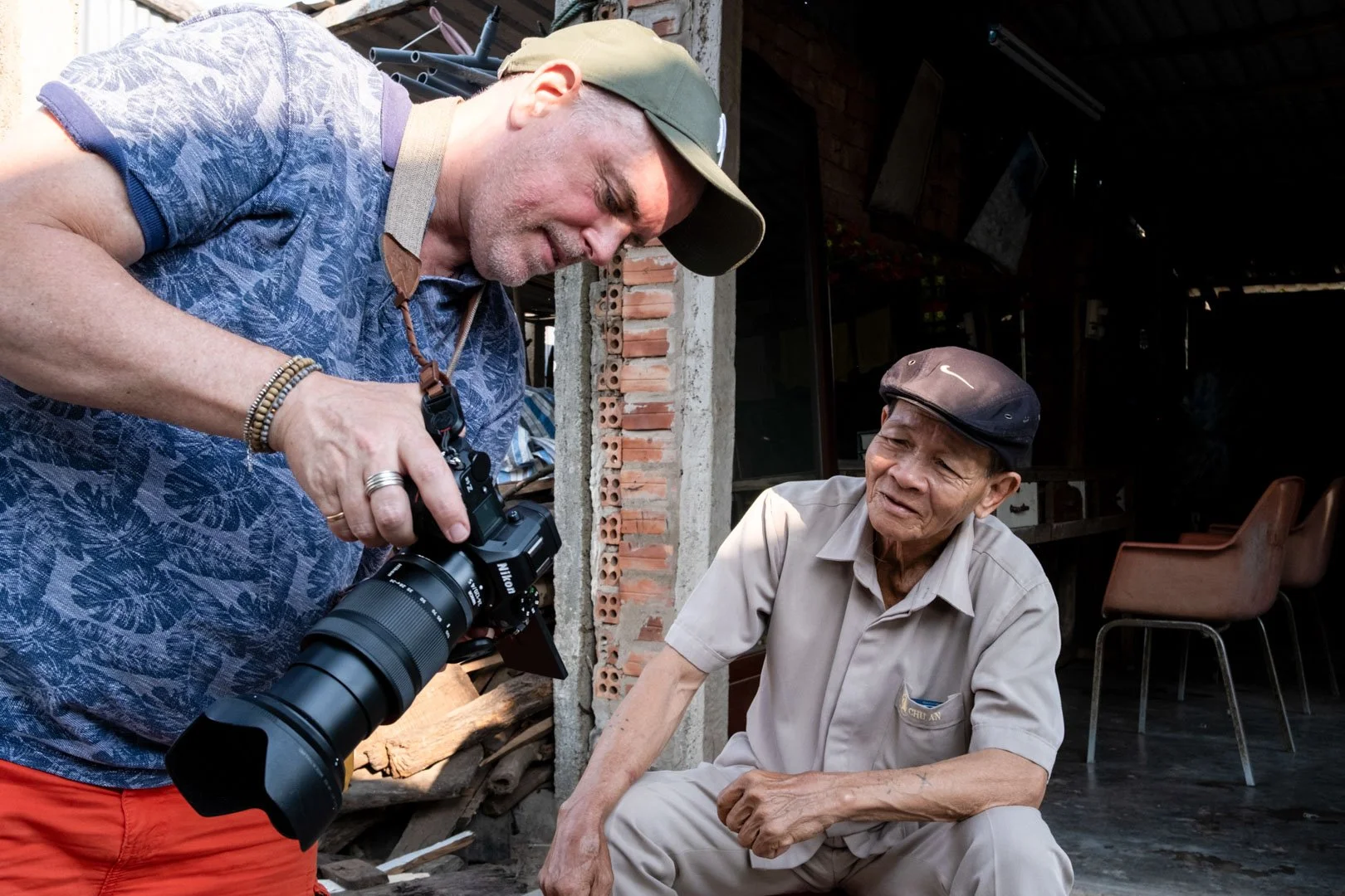 How to Approach People for Photography in Asia: Tips, Etiquette & Trust-Building