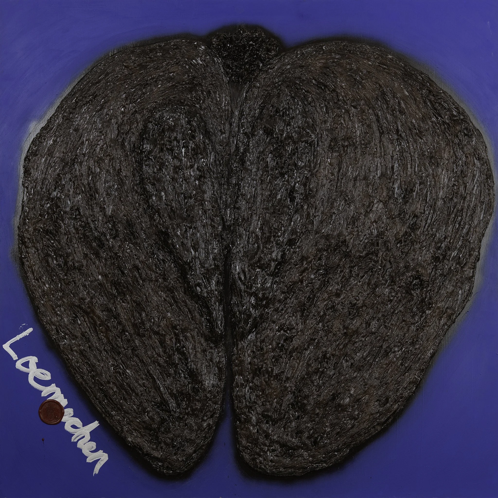 A heart-shaped piece of wood with the word 'Lerenden' written on the bottom left corner against a blue background.