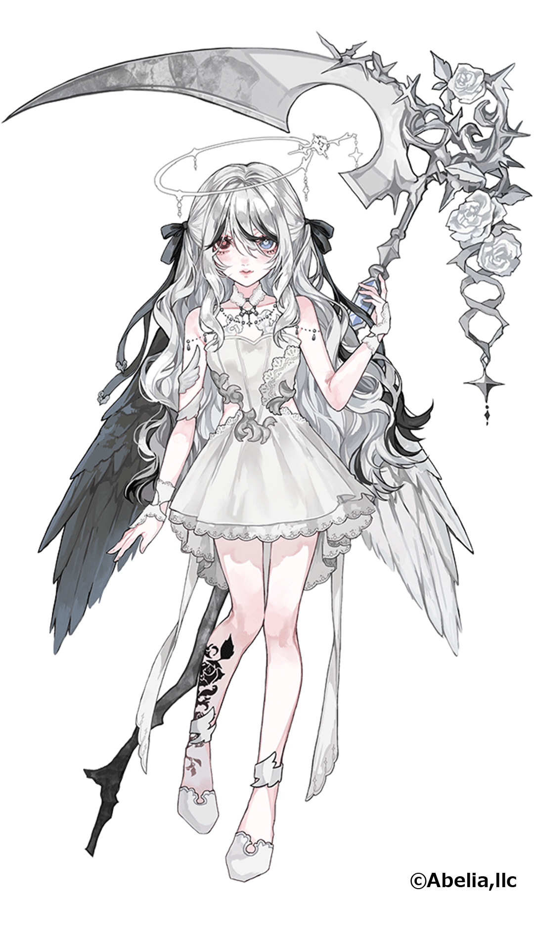 翼を持つ少女が、黒と白の衣装と長い髪をしている。後ろには大きな鎌とバラの装飾があり、左脚に黒いタトゥーがある