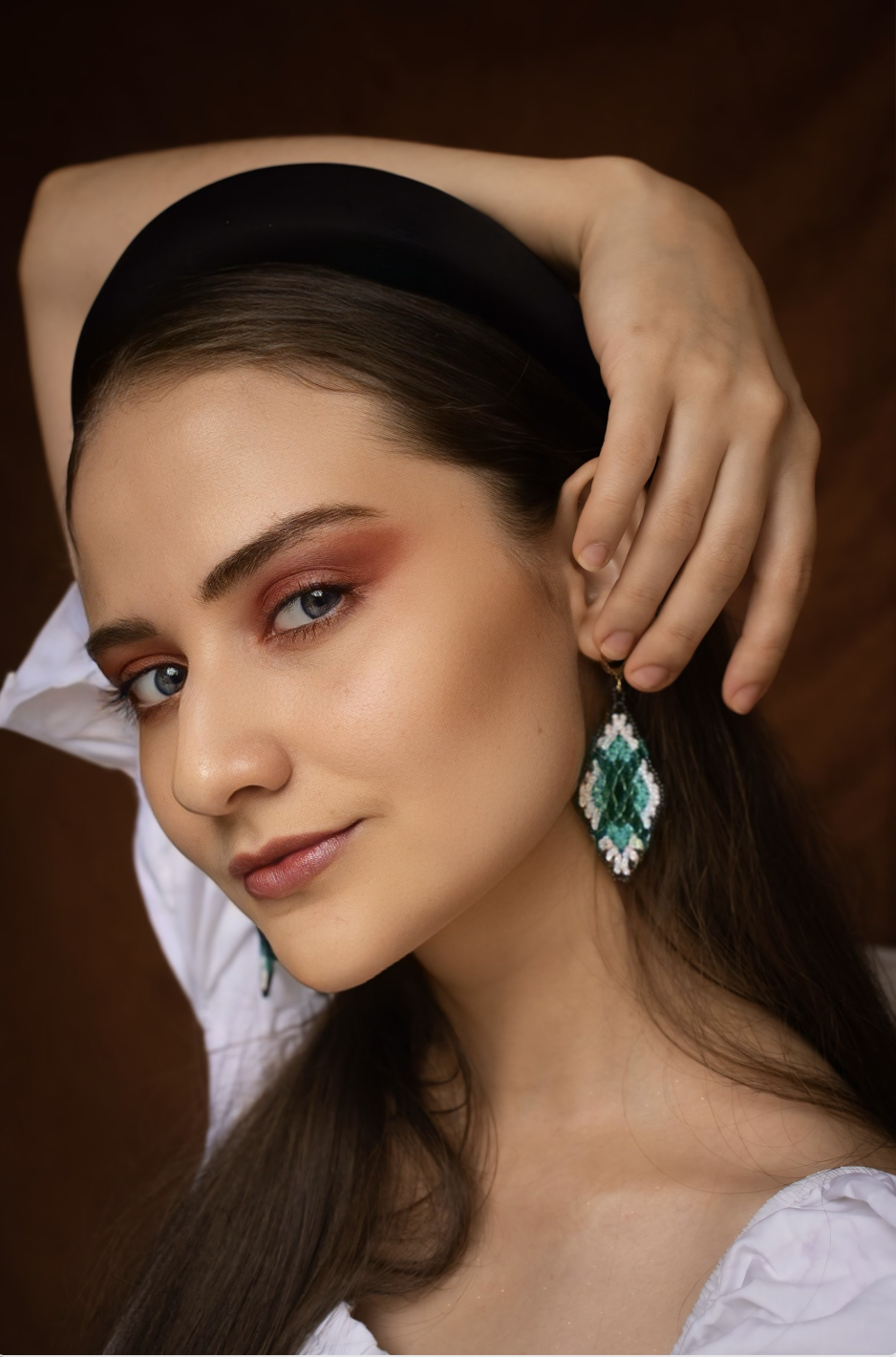 handmade-turquoise-beaded-diamond-earring-portrait.png