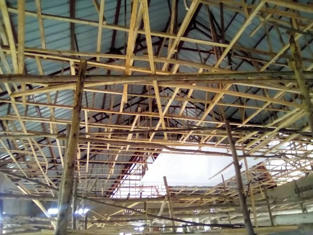 2022-03_Fixation des languettes au plafond de nla salle polyvalente.jpg