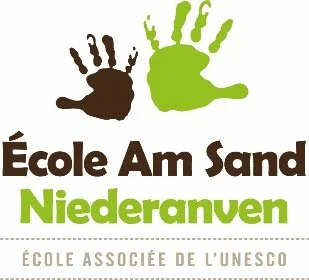 Logos de deux mains en empreinte, une en marron et une autre en vert, avec le texte 'École Am Sand Niederanven' et 'École associée de l'UNESCO'.