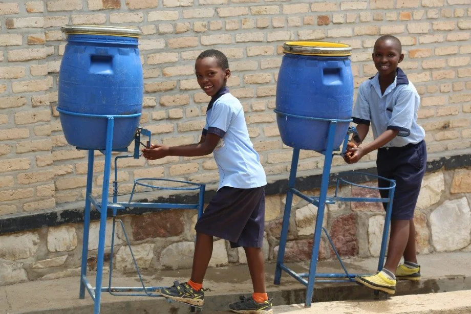 enfants du Rwanda se lavent les mains