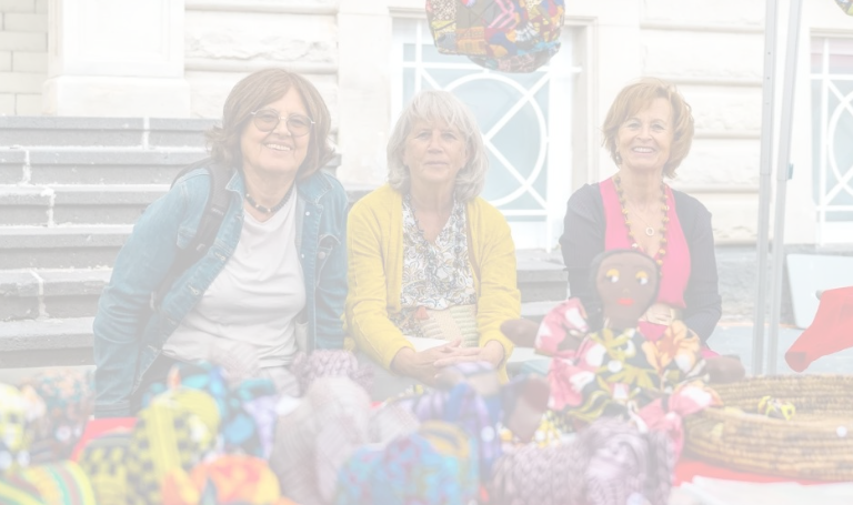 Groupe d'enfants et une jeune femme souriant, certains faisant un signe de paix, dans une ambiance joyeuse