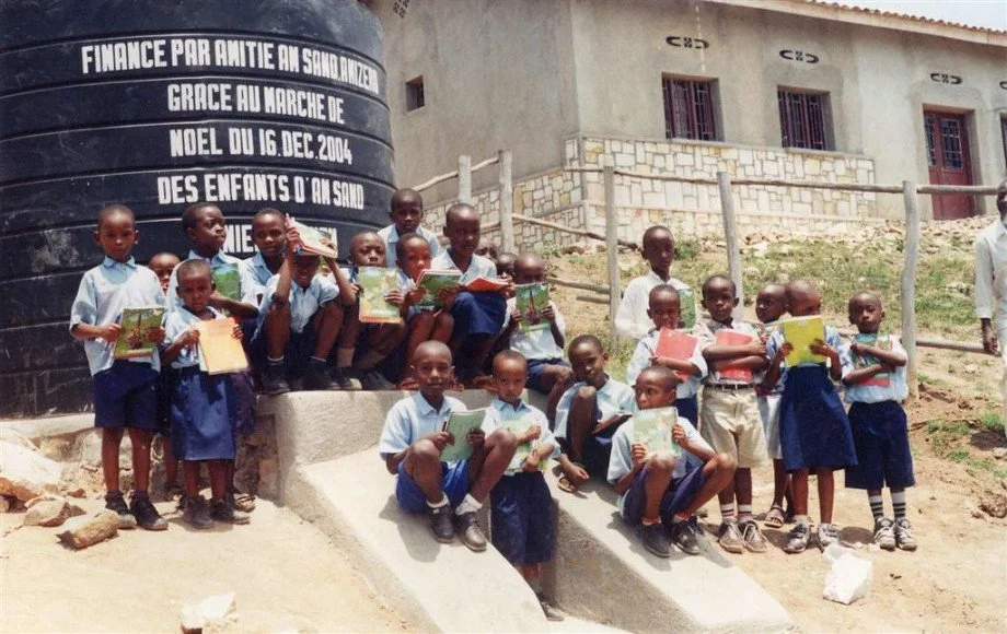 enfants du Rwanda avec leur nouveau matériel d'école