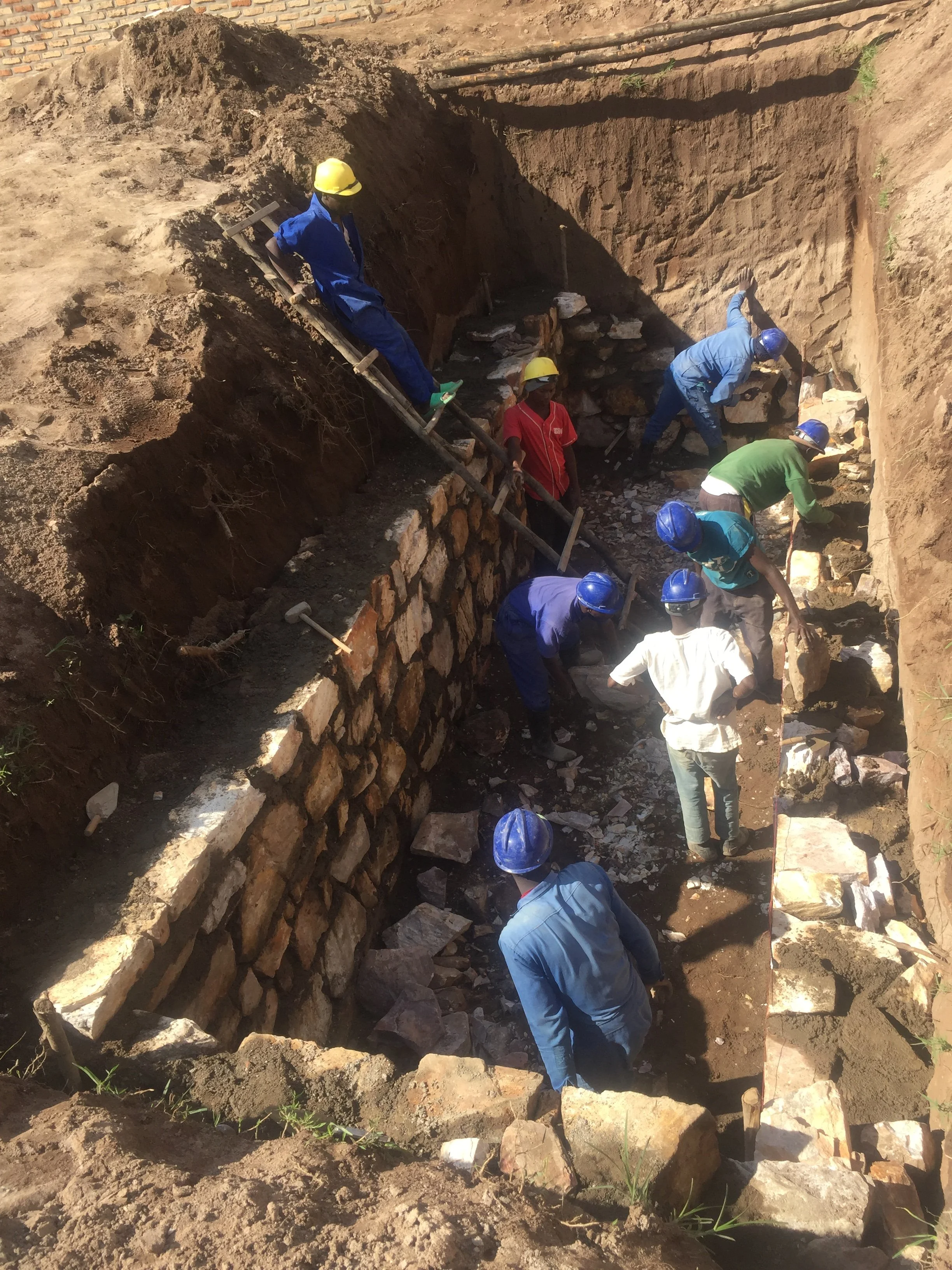 2022-11_CONSTRUCTION DES MURS DE LA FOSSE DES TOILETTES-a.JPG