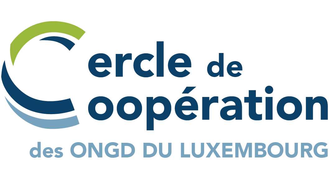 Logo de l'organisation Cercle de Coopération des ONG du Luxembourg avec un cercle stylisé en vert, bleu, et gris et le texte en français.