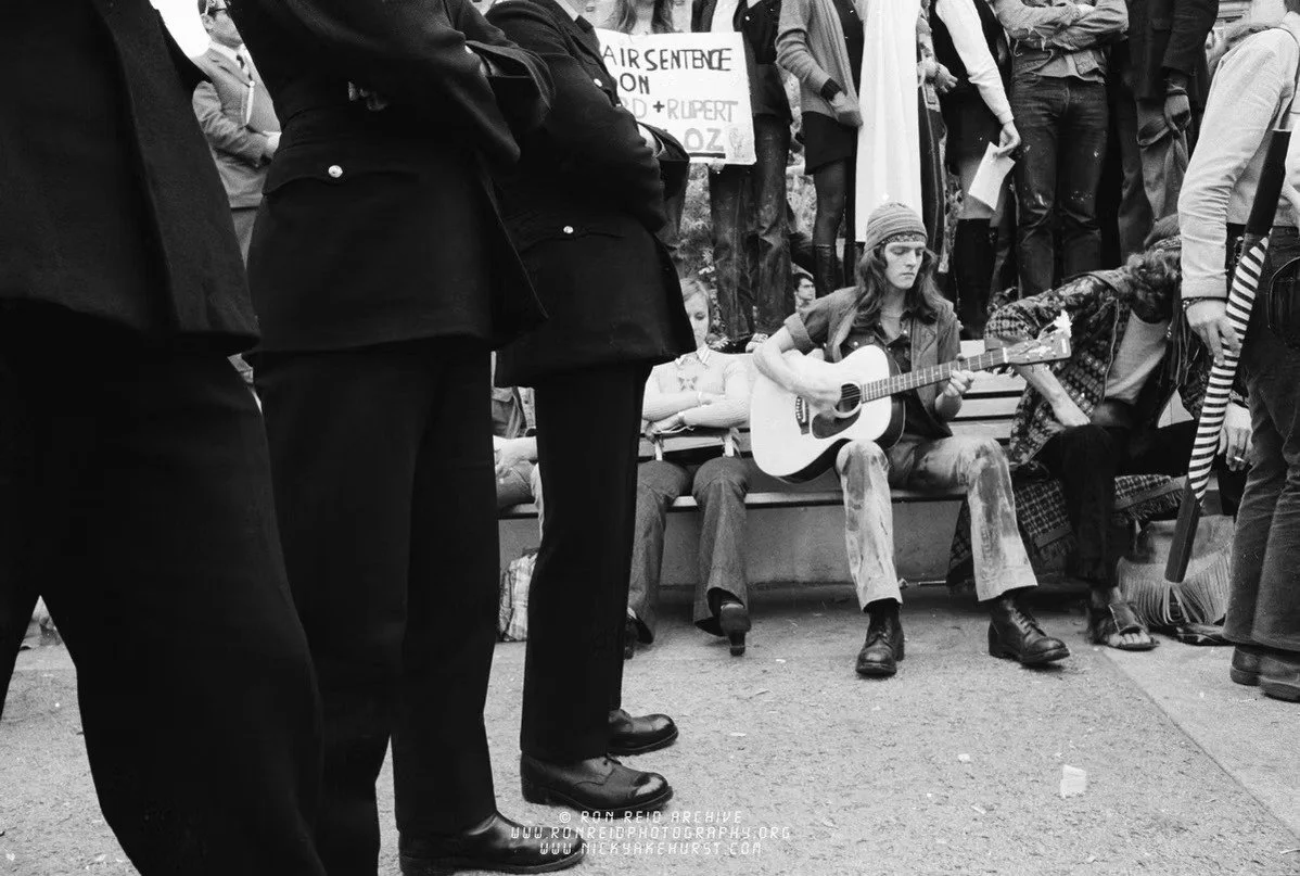 Buskers at Oz Trial protest, 1971.jpg