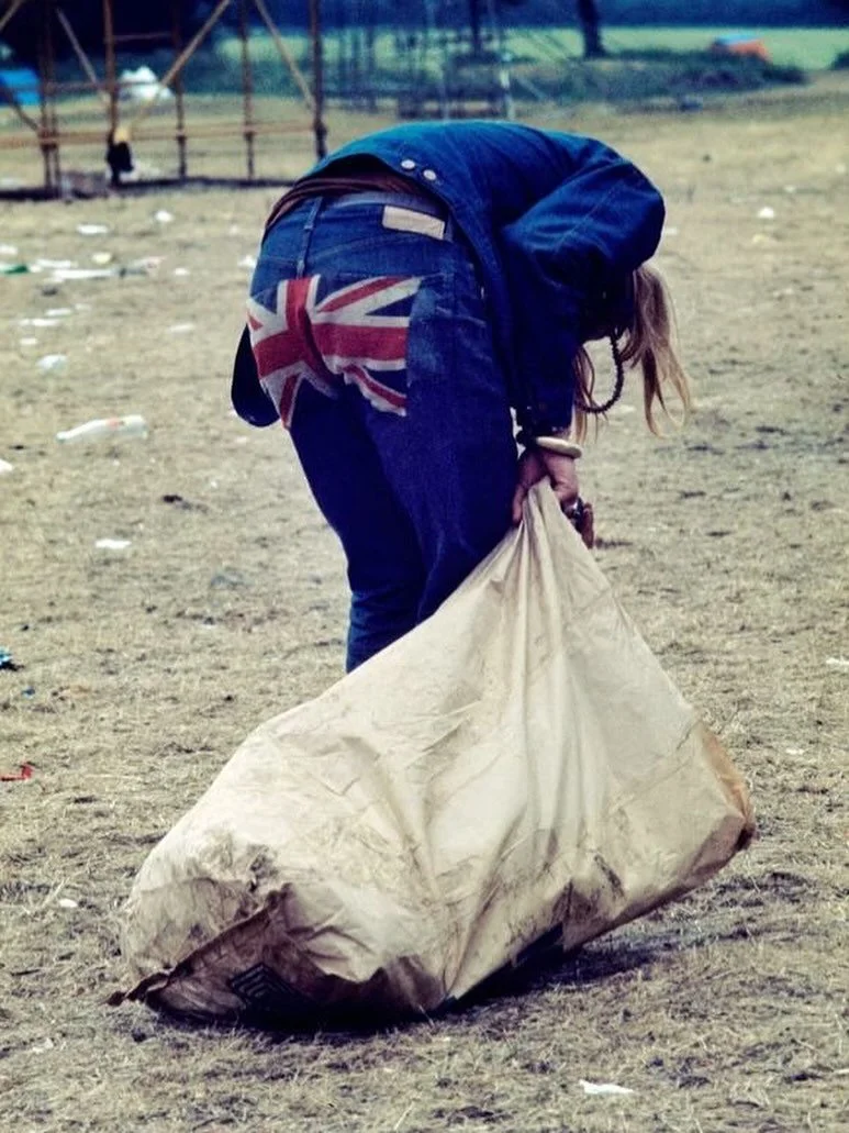 Union Jack bum patch, Glasto clean-up crew 1970&rsquo;s style!
No to hatred. No to division. Yes to Peace.

#glastonbury #glastonburyfestival #ronreidphotography