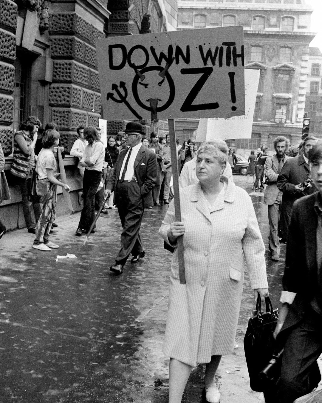 The Trial of Oz, London, 1970s. c Ron Reid Archive⠀⠀⠀⠀⠀⠀⠀⠀⠀
.⠀⠀⠀⠀⠀⠀⠀⠀⠀
.⠀⠀⠀⠀⠀⠀⠀⠀⠀
.⠀⠀⠀⠀⠀⠀⠀⠀⠀
.⠀⠀⠀⠀⠀⠀⠀⠀⠀
#London #RonReid #Counterculture #Photographer  #photography #camera #photographyoftheday #70s #80s #film #celluloid #camerapress #nickyakehurst #