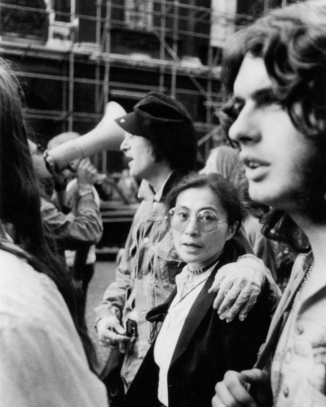 John Lennon and Yoko Ono at the Trial of Oz, London, 1970s. c Ron Reid Archive⠀⠀⠀⠀⠀⠀⠀⠀⠀
.⠀⠀⠀⠀⠀⠀⠀⠀⠀
.⠀⠀⠀⠀⠀⠀⠀⠀⠀
.⠀⠀⠀⠀⠀⠀⠀⠀⠀
.⠀⠀⠀⠀⠀⠀⠀⠀⠀
#London #RonReid #Counterculture #Photographer  #photography #camera #photographyoftheday #70s #80s #film #celluloid #