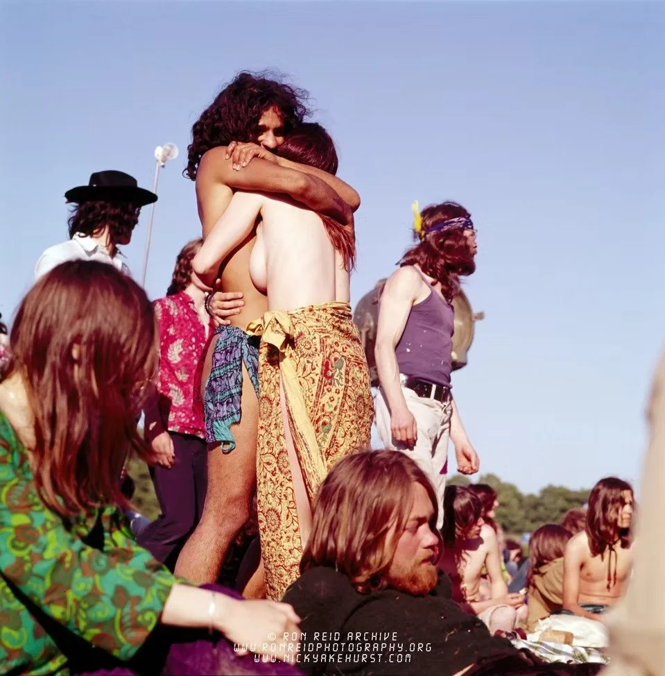 Couple embracing, Glastonbury 1971.jpg