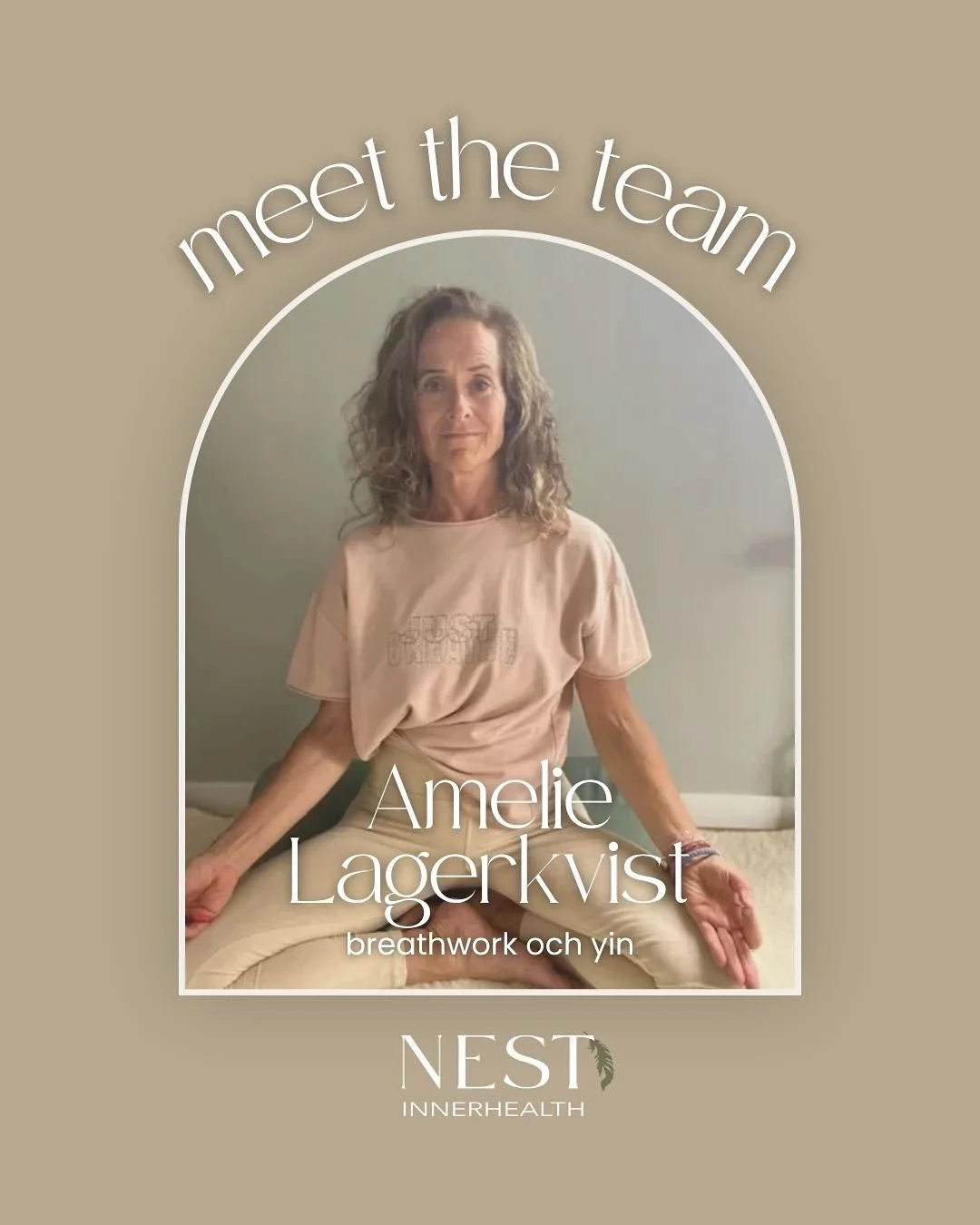 &bull;MEET THE TEAM&bull;

Det h&auml;r &auml;r Amelie @andasmedamelie 🤍

Som spaceholder hos oss guidar hon genom Breathwork &amp; Yin Yoga.

Med sin f&ouml;rm&aring;ga att skapa ett lugnt och ink&auml;nnande space hj&auml;lper hon dig att sakta ne