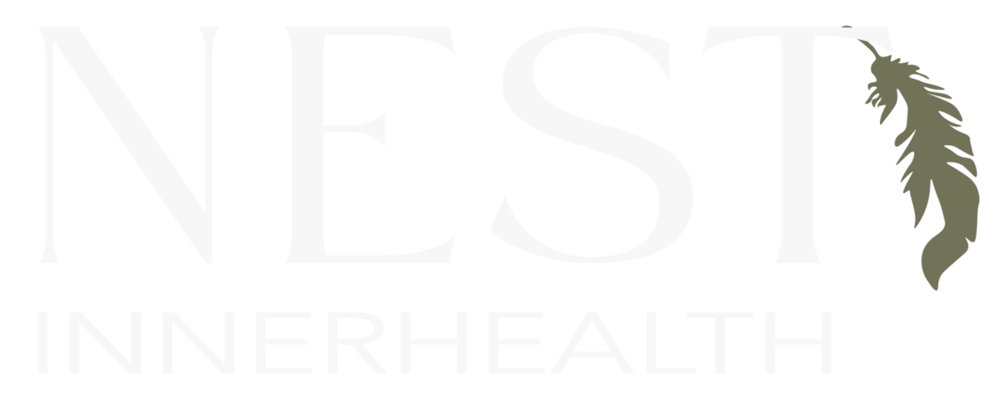 Logotyp med texten NEST INNERHEALTH och en växtdetalj på högra sidan.