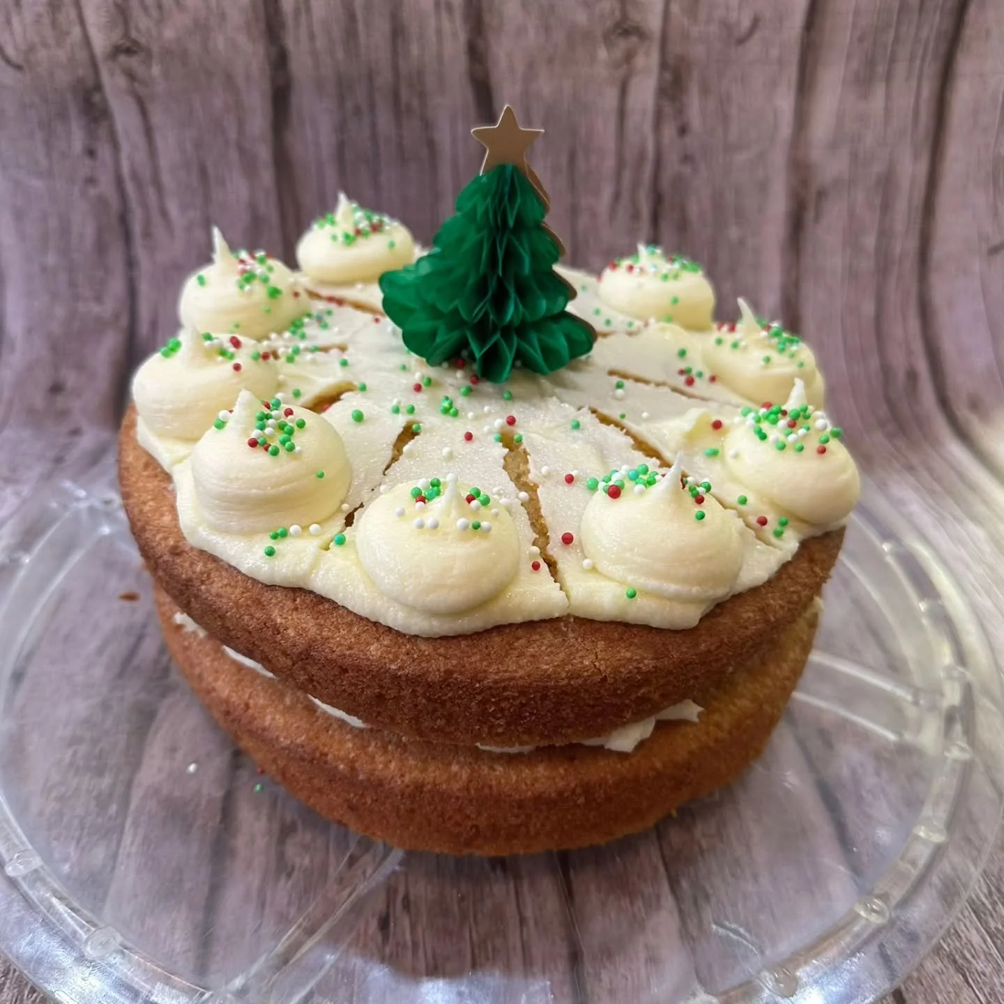 🎄🍰 Festive Victoria Sponge Cake 🍰🎄
Light, fluffy sponge layered with cream and jam, topped with smooth vanilla buttercream, festive sprinkles and a Christmas tree finish ✨
A proper classic &mdash; with a festive twist.
Perfect with a hot coffee, 