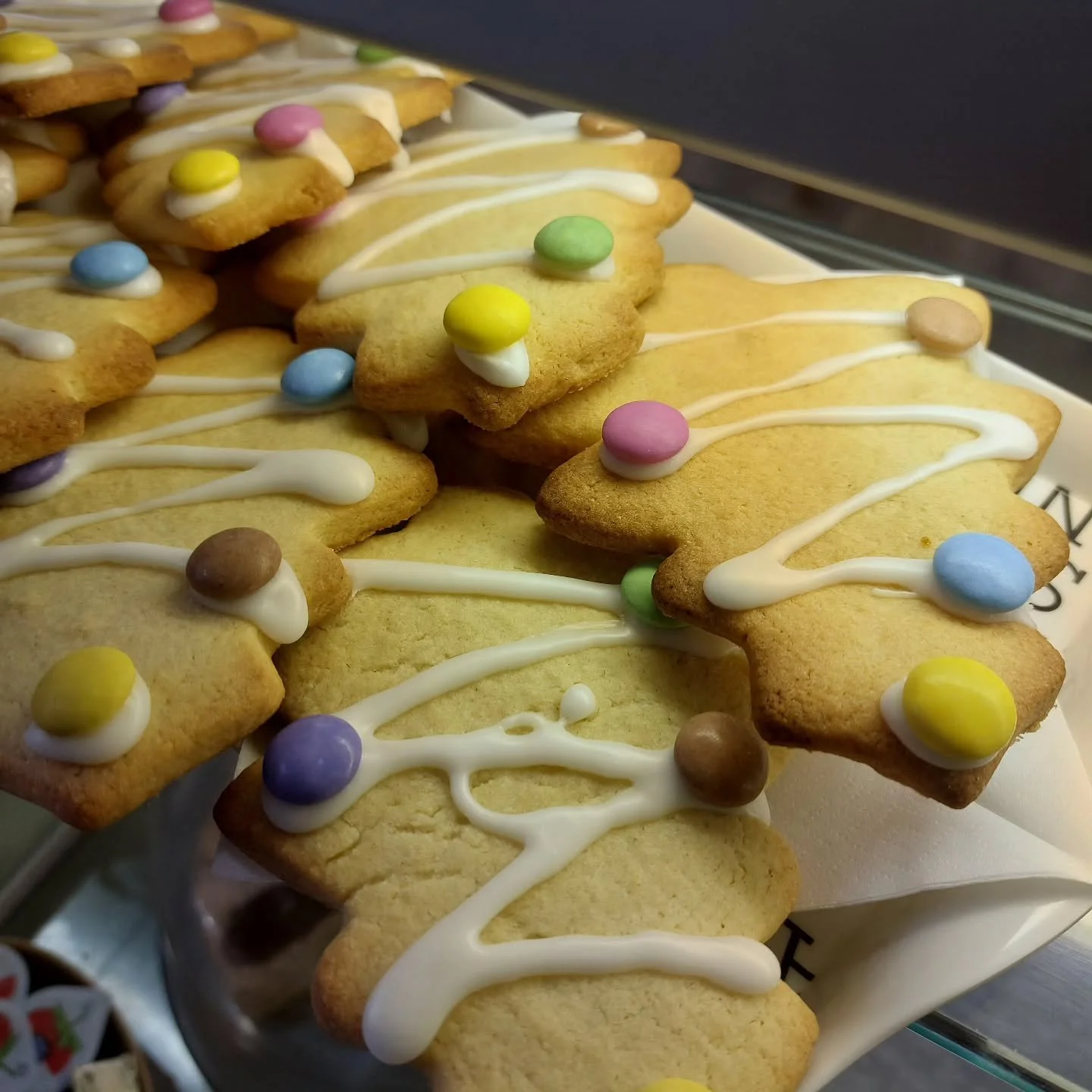 🎄🍪 Christmas Tree Shortbread 🍪🎄
Buttery, crumbly shortbread baked to golden perfection and decorated with smooth icing and colourful festive chocolates ✨
Simple, classic, and dangerously moreish.
Perfect for little treats, stocking fillers&hellip