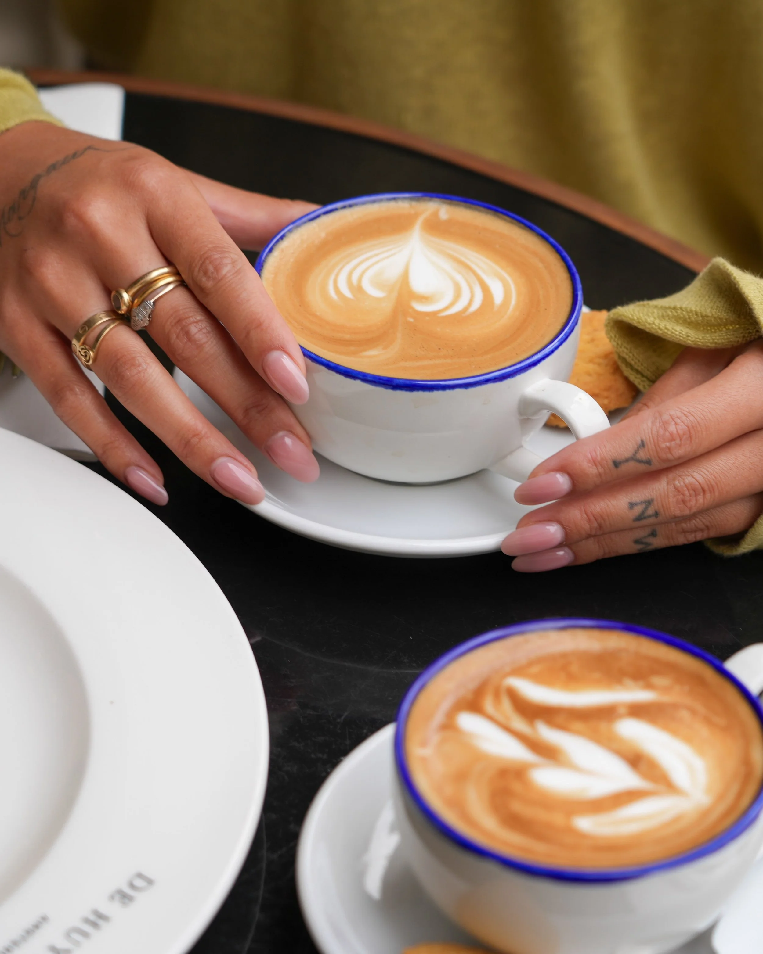 From your first coffee to your last drink ☕️🍸 

At @cafedehuyskamer there&rsquo;s always a reason to stay a little longer. Start your day with a good cup of coffee, drop by for lunch, settle in for a pizza or one of their signature sandwiches and be