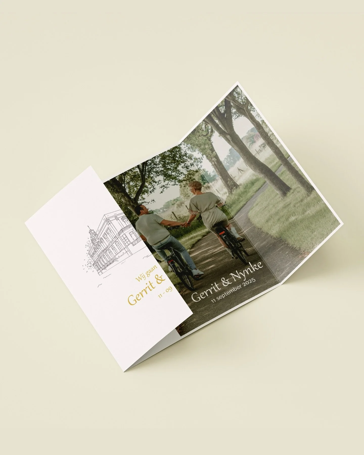 Trouwplannen voor 2026? Ik help je graag verder! 😊🎨

Afgelopen september mocht ik het drukwerk verzorgen voor de bruiloft van Gerrit en Nynke. Van de trouwkaart en illustraties tot het welkomstbord en naamkaartjes op de stoelen. Alles vormde samen 