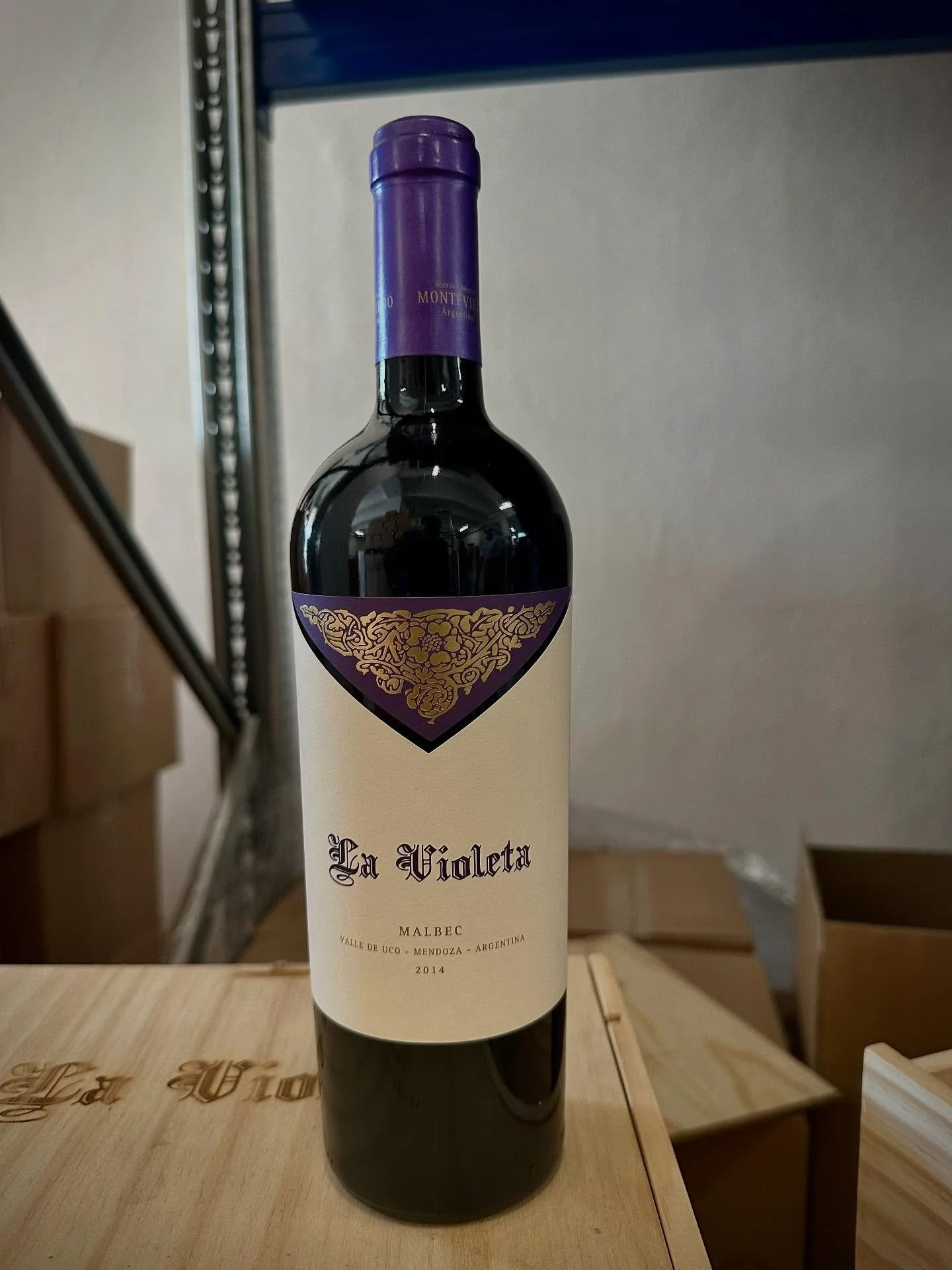 Alerta!!!🚨 Tenemos el placer de presentarles La Violeta: un vino ic&oacute;nico de la Bodega Monteviejo que refleja la pureza y la sofisticaci&oacute;n que todo gran vino merece. SPAM ALERT: pr&oacute;ximamente en las mesas de los mejores restaurant