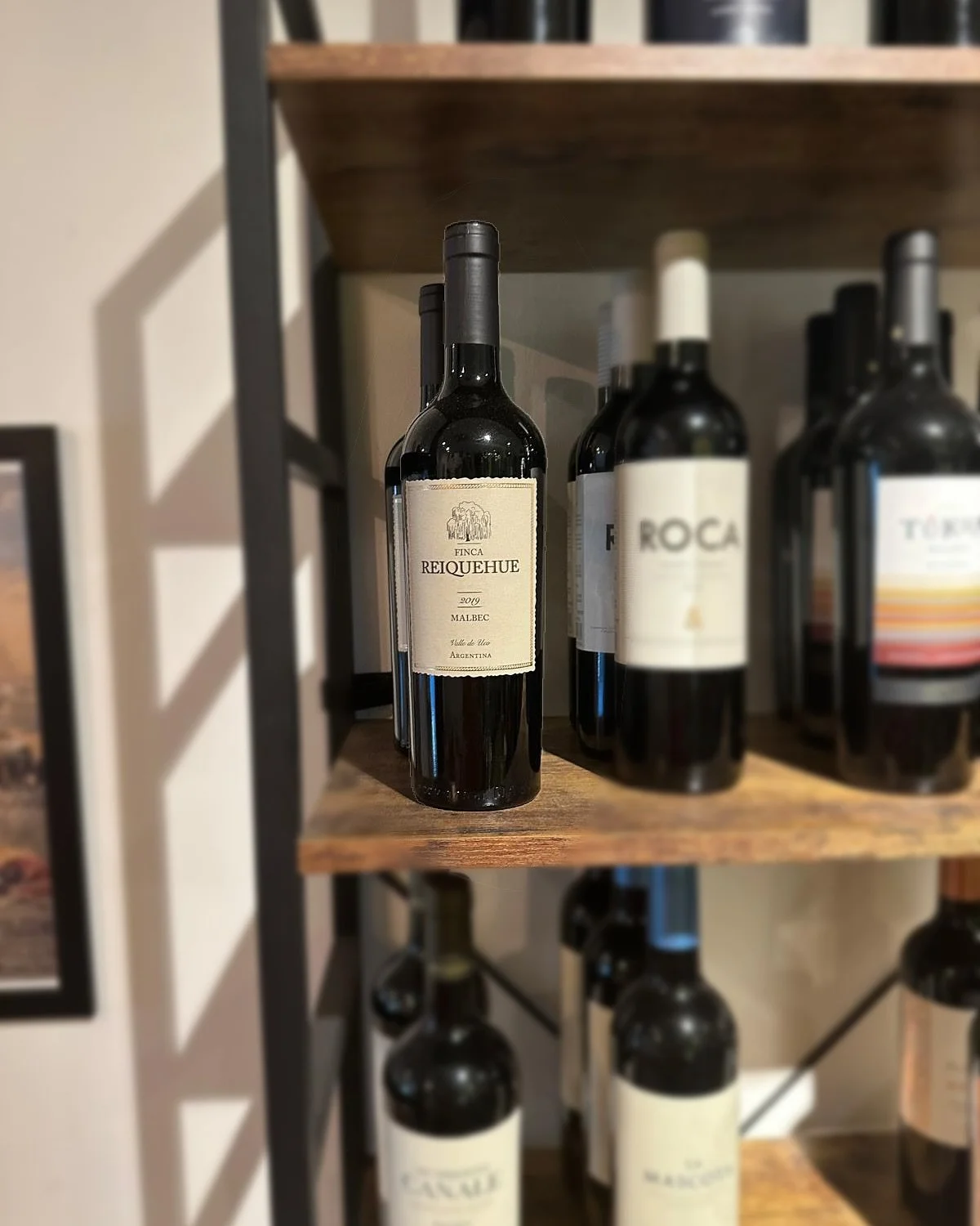 Te va un vino?
Julio nos trae el buen clima y ganas de compartir con tus amigos.
Aqu&iacute; te dejamos un maridaje perfecto: un buen bife con un Malbec como el Reiquehue.
Lo puedes disfrutar en el @elbodegondeleixample 
. 
. 
. 
#winelovers #malbec 