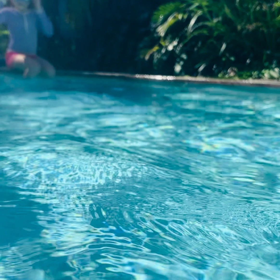 Most parents hear &ldquo;flow&rdquo; and think of surfing&hellip; but kids can access flow long before they ever touch the ocean.

In our swim sessions, flow looks like:
🌊 A child breathing slowly instead of holding their breath
🌊 Kicking with cont