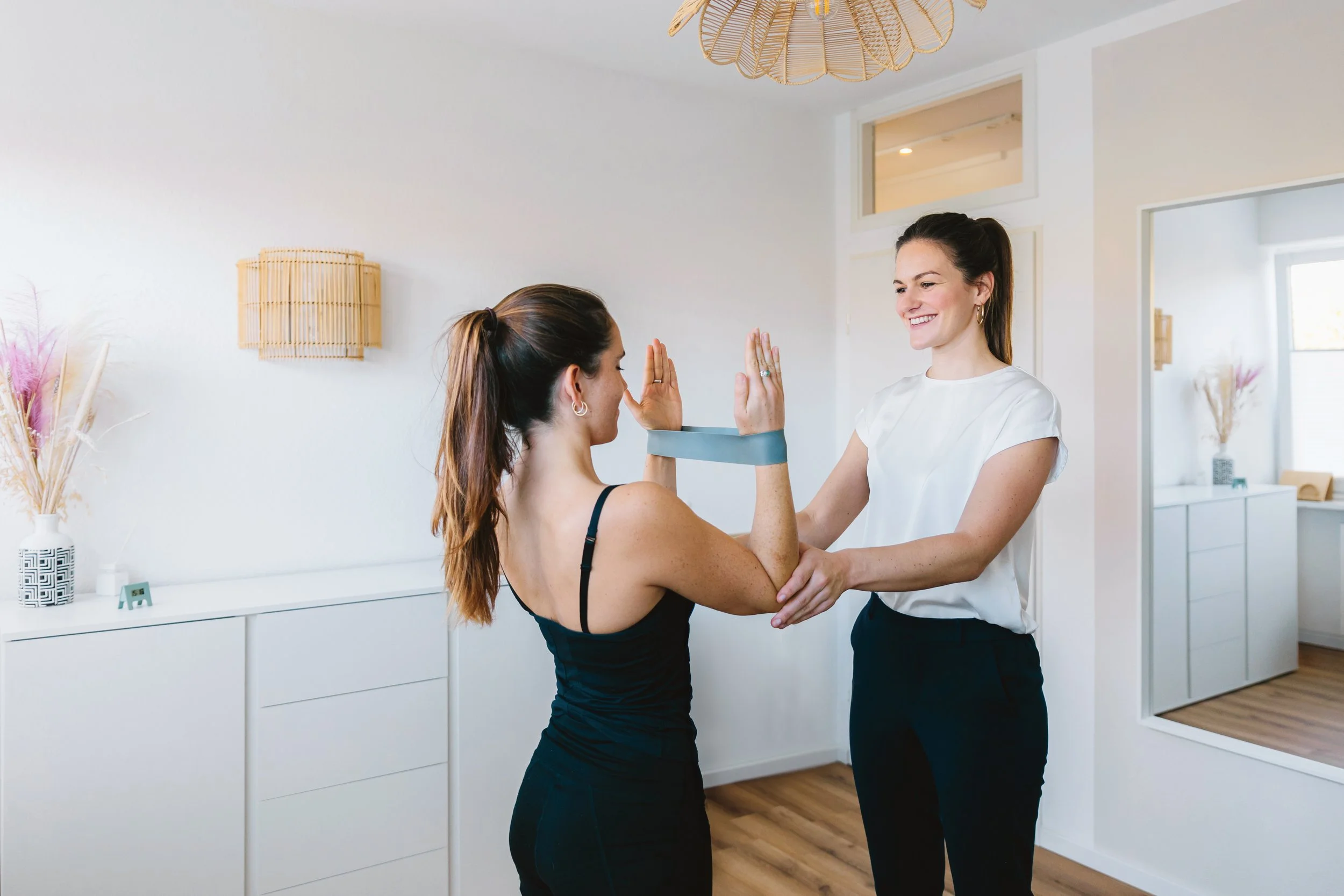 Vielfältiges Equipment für gezielte Physiotherapie-Übungen.