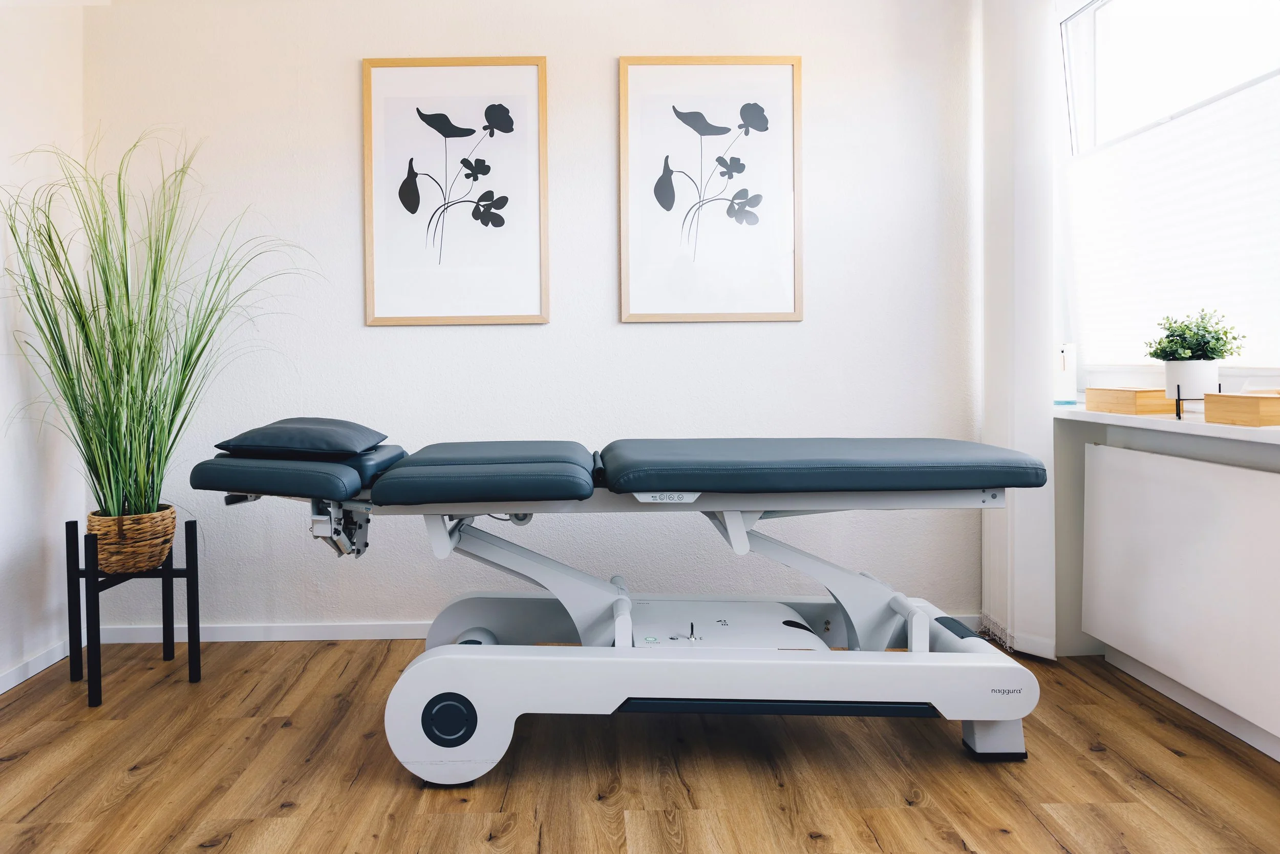 Behandlung auf modernem High-Tech-Tisch – präzise, komfortabel und sicher.