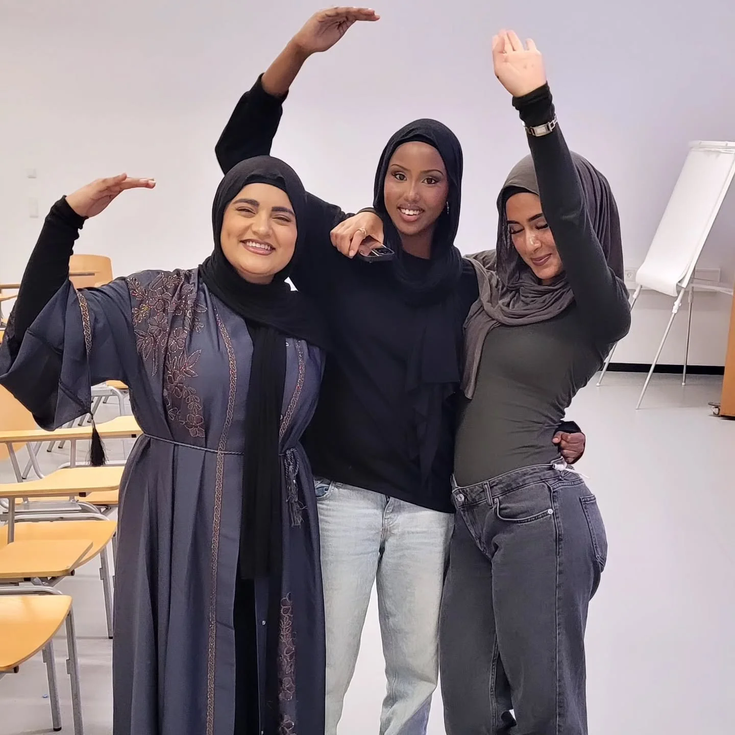 H&aring;nden helt i vejret, hvis det er en 10 ud af 10, og helt i bund, hvis I vil have de sidste 45 min af jeres liv tilbage igen! 

Disse cool ladies fik h&aelig;nderne i vejret, da vi fik dem ombord i Social Learning appen! 

Unge der styrker og s
