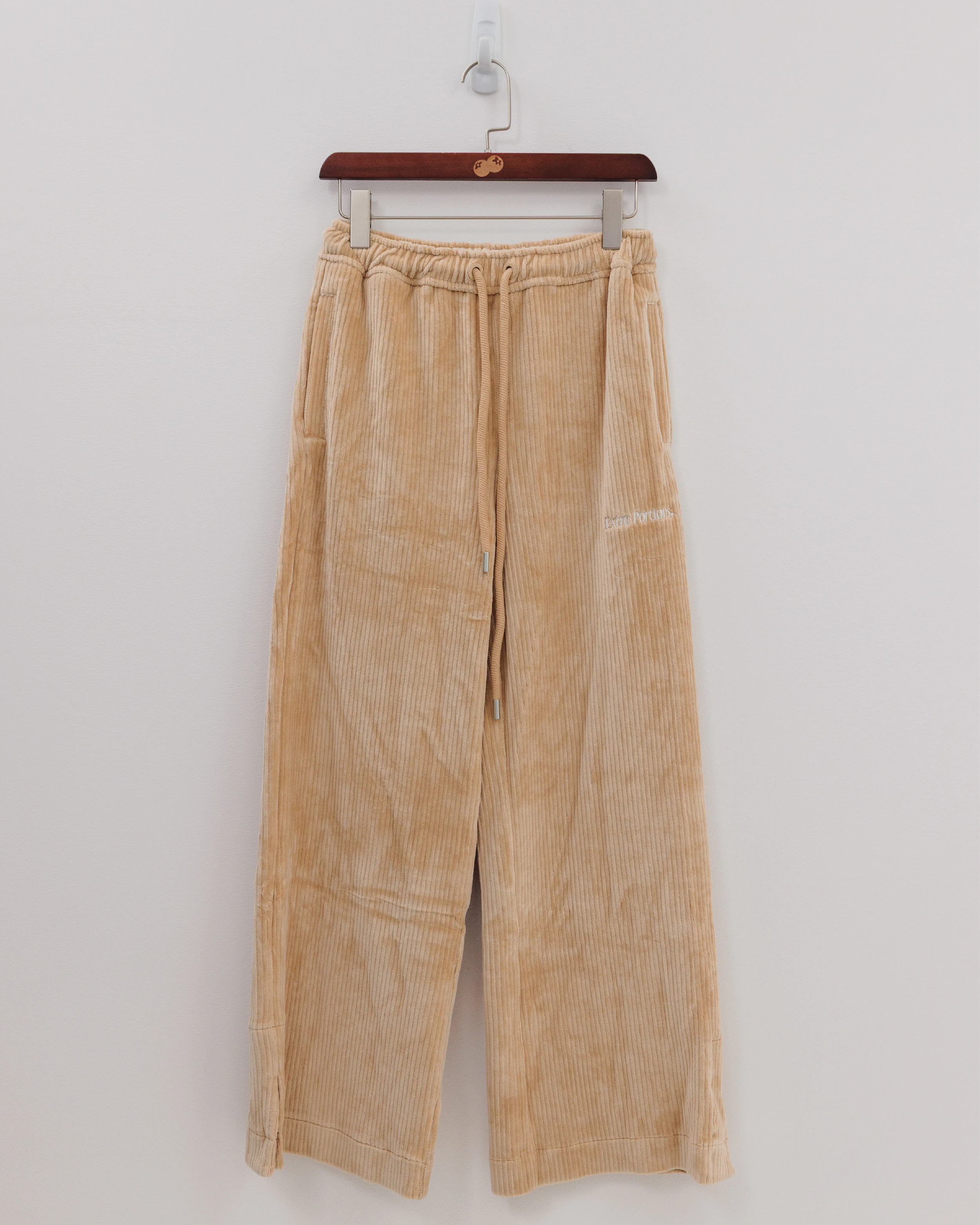 beige pants 5.webp