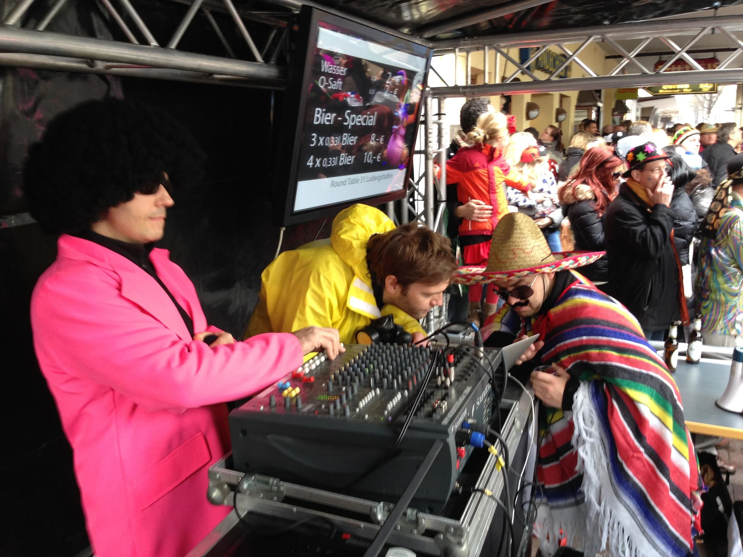 Fasnacht in Ludwigshafen mit Musik und Ausschank für den guten Zweck