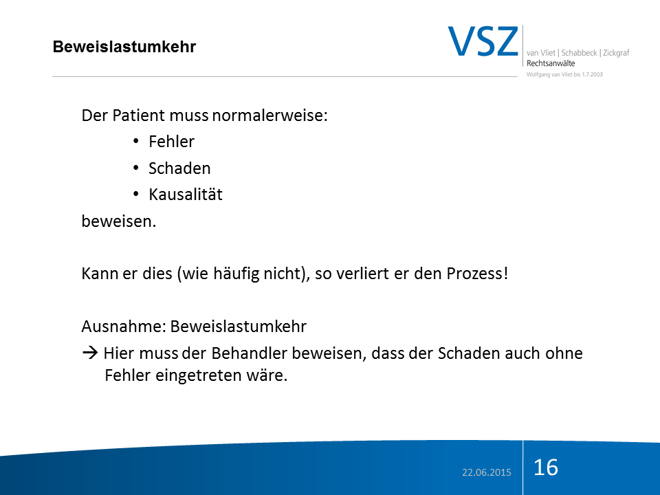 Folienslide mit rechtlichem Text: Beweislastumkehr, erklärt, dass der Patient Fehler, Schaden und Kausalität beweisen muss, mit Ausnahme der Beweislastumkehr, bei der der Behandler den Schaden ohne Fehler nachweisen muss.