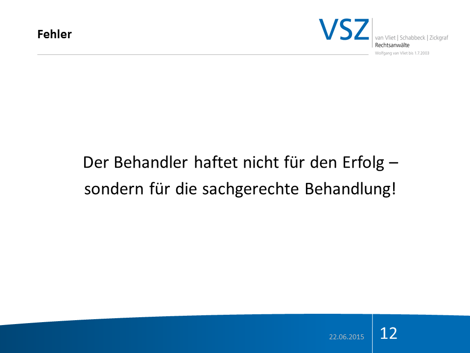 Folie mit dem Titel ‚Fehler‘ und der Aussage ‚Der Behandler haftet nicht für den Erfolg — sondern für die sachgerechte Behandlung!‘, inklusive Datum 22.06.2015 und Seitenzahl 12, mit Logo ‚VSZ‘ in der oberen rechten Ecke
