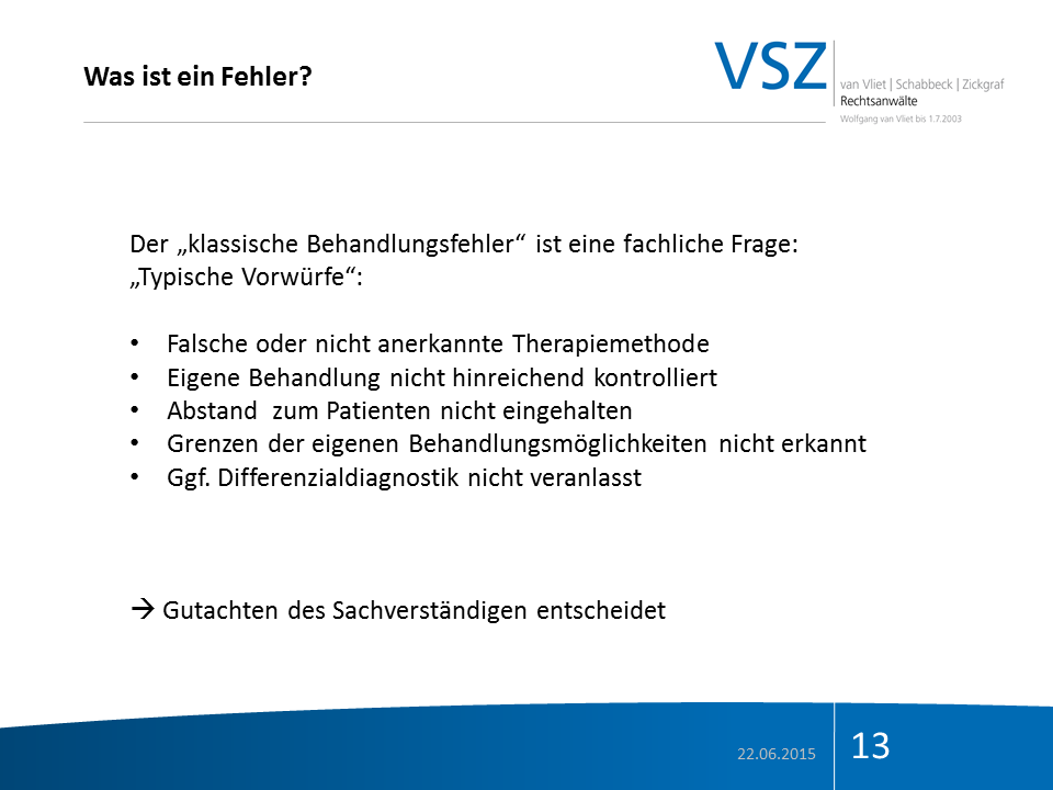 PowerPoint-Folie mit Titel 'Was ist ein Fehler?' und Text über klassischen Behandlungsfehler, inklusive Punktliste mit Ursachen und einem Hinweis auf Gutachten. Datum 22.06.2015, Foliennummer 13.