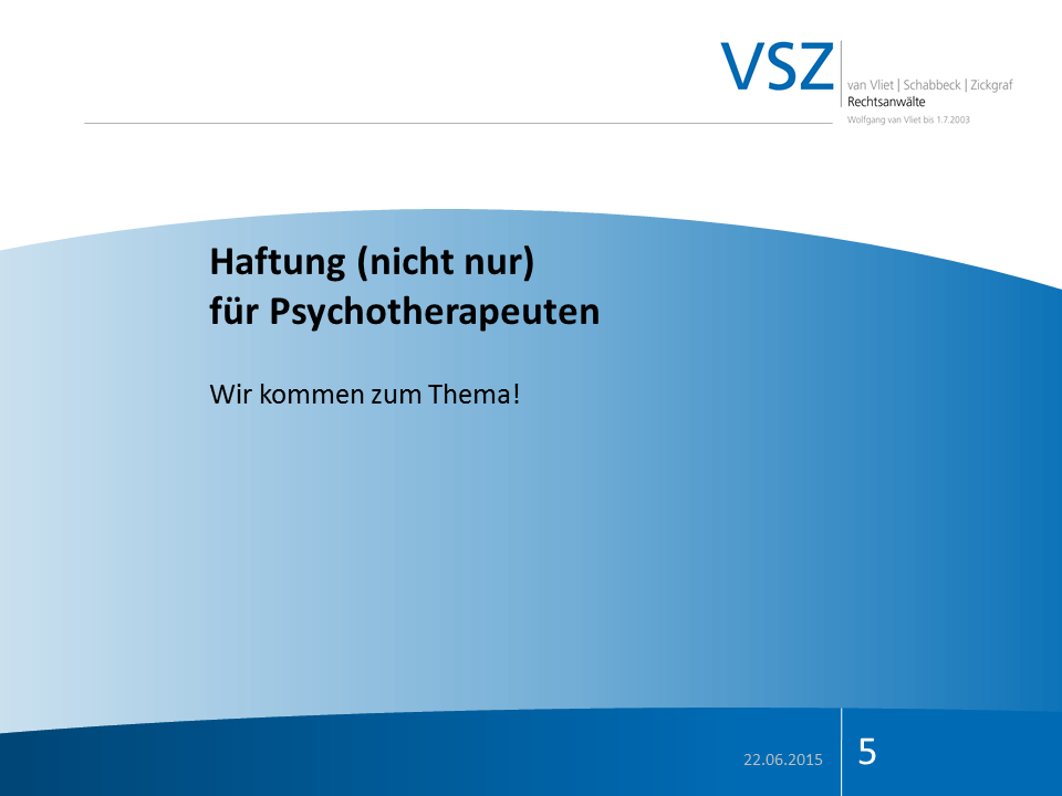 Titelfolie einer Präsentation mit dem Titel "Haftung (nicht nur) für Psychotherapeuten", darunter der Satz "Wir kommen zum Thema!". Das Datum ist der 22.06.2015 und die Foliennummer ist 5.