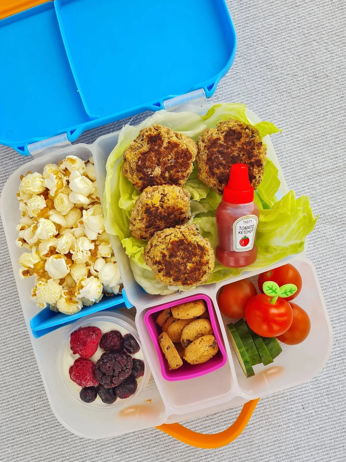 What we packed this week 👉🏻

Our kids are just normal kids, I pack food I'd personally love to eat, but we still get the &quot;why can't I have a lunchbox with all the packet foods like everyone else&quot; questions 😂 The struggle is real! I'm gra