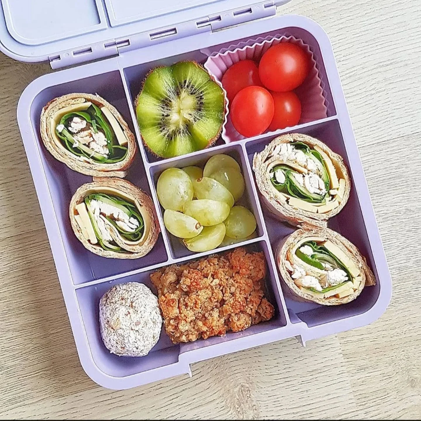 School will be back before we know it! But don't worry, I've got you covered with lunchbox inspo to give you a great start to the school year! 🍎🥪
Head to my website to grab your free pdf with all  my hottest lunchbox tips and free lunchbox planner!