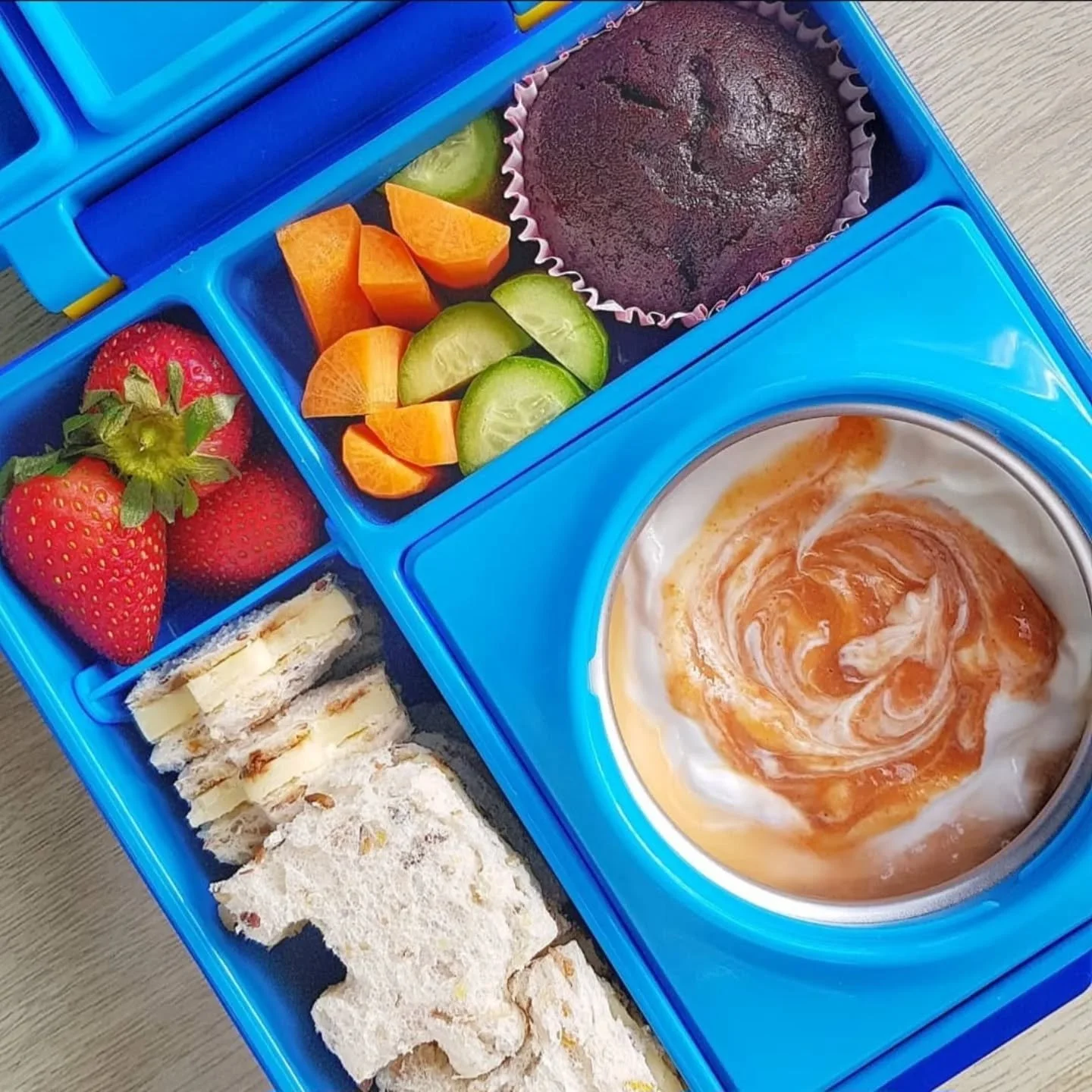 Hot or cold, our @omielifeinc Omiebox is an absolute winner! It keeps our yoghurt nice and cool through the summer months ❄️
This Greek yoghurt was swirled with some delicious stewed peaches, but we often use frozen berries or dragon fruit instead, w