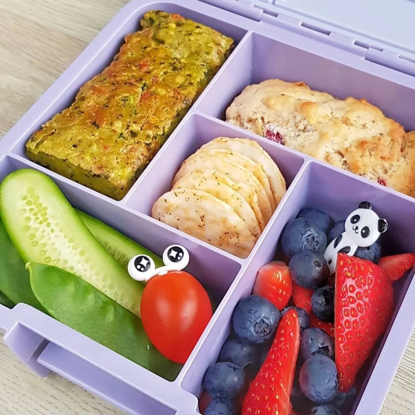 Zucchini slice is always a winning lunch! 🙌🏻 🥒
Our kids tire of sandwiches, so we try to only send them once or twice a week. What's your fav thing to send in the lunchbox that always gets eaten? 😊👇🏻

#lunchinspo
#lunchboxrecipes #lunchboxideas