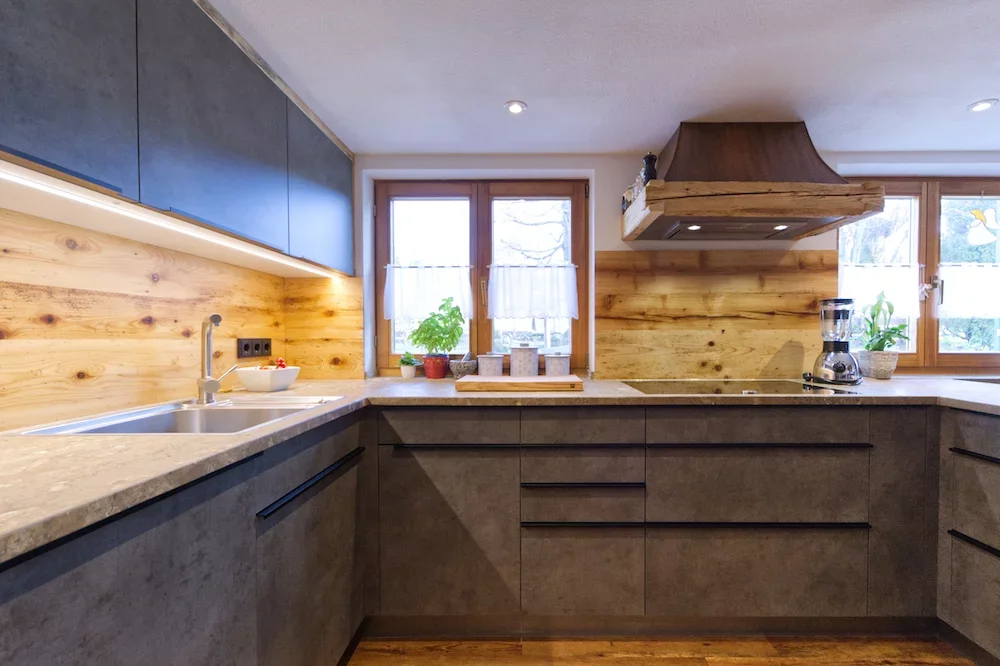 KÜCHE BRITTA &amp; HELMUT: BETONOPTIK TRIFFT AUF 300 JAHRE GESCHICHTE