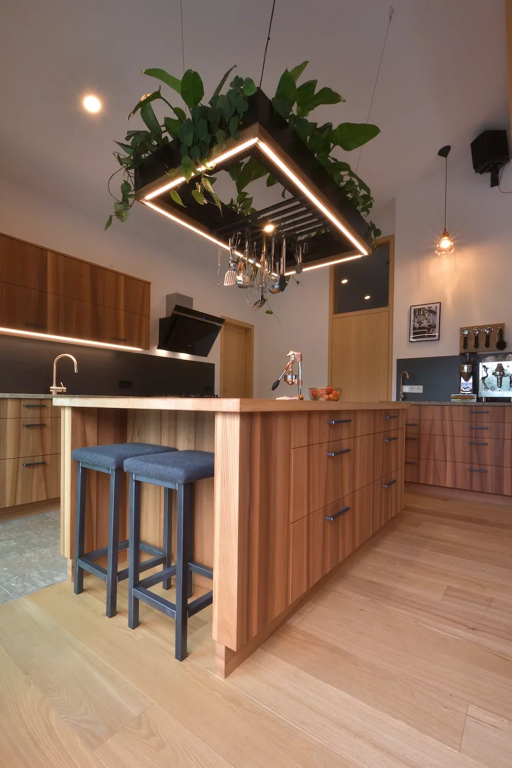 KÜCHE JOHANNA:&nbsp;ULME / RÜSTER FUNIER, SCHWARZSTAHL UND HÄNGENDE PFLANZEN