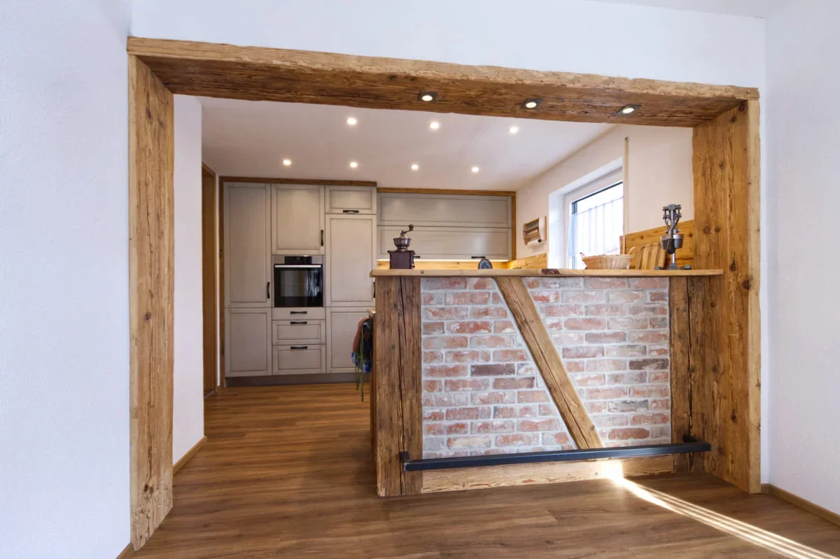 ANGELA UND ROLAND: KÜCHE MIT ECKBANK TRIFFT AUF ALTHOLZ, KLINKER UND ESCHE 