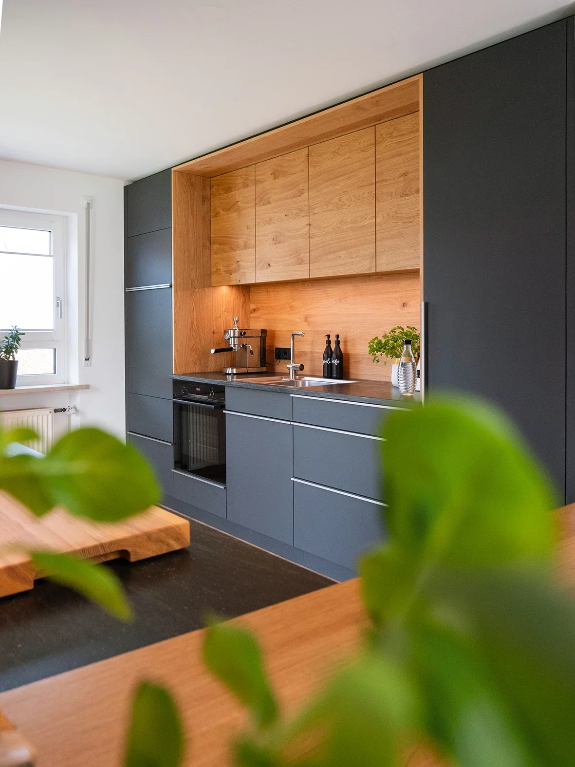 KÜCHE ANNA UND SEBASTIAN: ANTHRAZIT TRIFFT AUF EICHENHOLZ