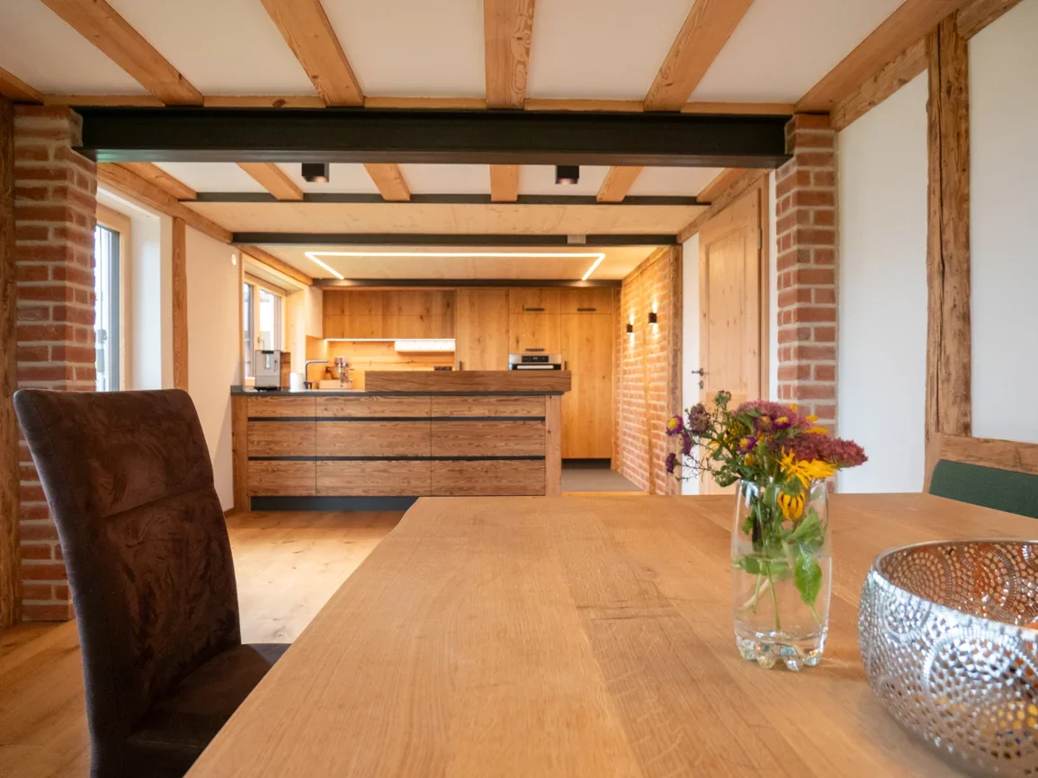 KÜCHE SONJA: EINE KÜCHE MIT ALTHOLZ