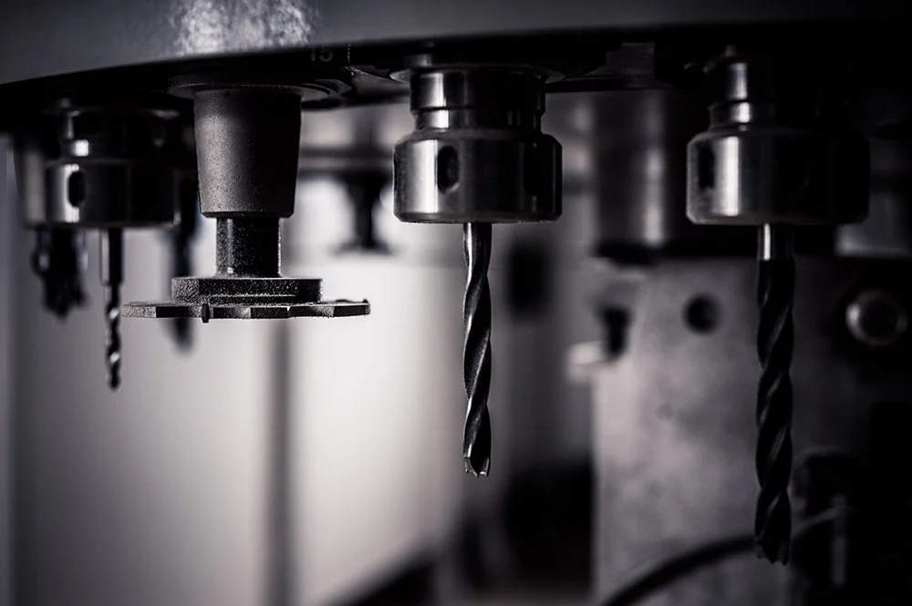 Nahaufnahme von Bohrern einer CNC-Fräs-Maschine.