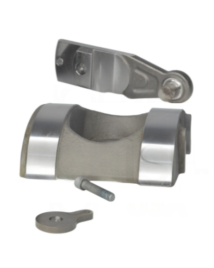 Conjunto de componentes metálicos, incluindo uma braçadeira, uma peça angular, um parafuso e uma peça de trava, usados possivelmente na montagem ou fixação de mecanismos.